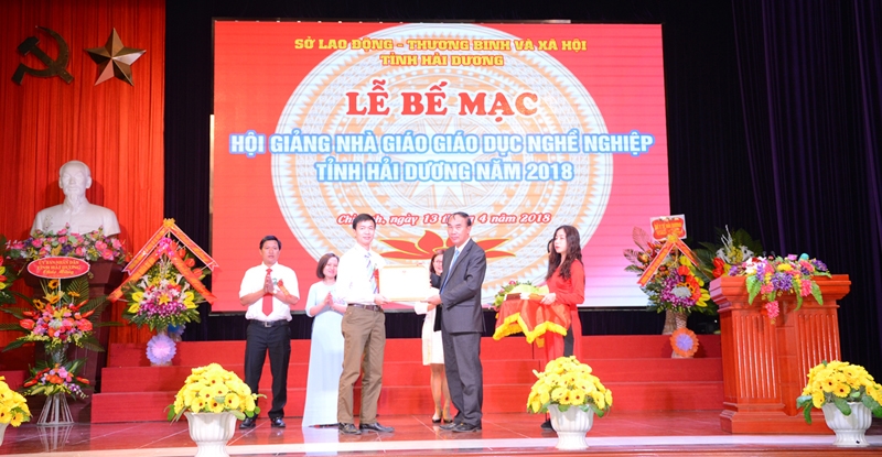 Thầy Nguyễn Quang Long - Giảng viên khoa Điện - Điện tử đọat giải nhất tại Hội giảng Nhà giáo Giáo dục nghề nghiệp tỉnh Hải Dương năm 2018